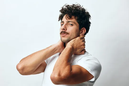 电竞粉丝使用手机观看比赛